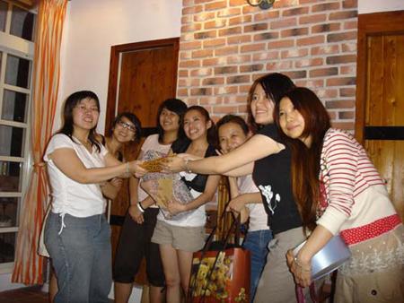 2006 (28).jpg - July 11, 2006  迎新送舊(老師家) [Lab newcomer welcome party]-3