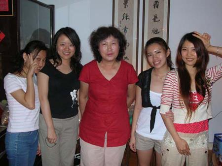 2006 (29).jpg - July 11, 2006  迎新送舊(老師家) [Lab newcomer welcome party]-4