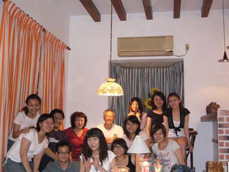 2006 (30).jpg - July 11, 2006  迎新送舊(老師家) [Lab newcomer welcome party]-5
