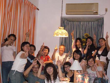 2006 (33).jpg - July 11, 2006  迎新送舊(老師家) [Lab newcomer welcome party]-8