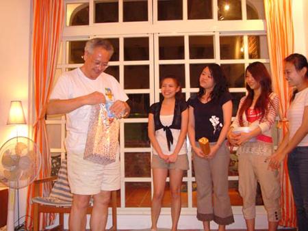 2006 (34).jpg - July 11, 2006  迎新送舊(老師家) [Lab newcomer welcome party]-9