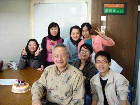 2007 (1).jpg - Jan 10, 2007 老師慶生會(靜宜大學) [Birthday party for Prof, Shi-Yen Shiau(Lab in Providance University)]- 1