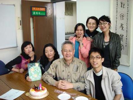 2007 (2).jpg - Jan 10, 2007 老師慶生會 (靜宜大學) [Birthday party for Prof, Shi-Yen Shiau(Lab in Providance University)]-2