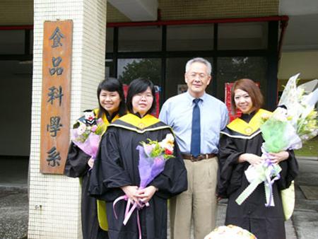 2007 (24).jpg - June 16, 2007 畢業典禮 [Graduation]-8
