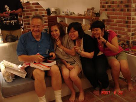 2007 (27).jpg - June 22, 2007 迎新送舊(老師家) [Lab newcomer welcome party]-3