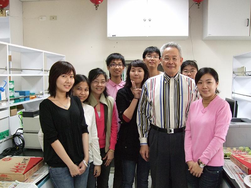 2008 (1).JPG - Jan 10, 2008 老師慶生會(靜宜研究室) [Birthday party for Prof, Shi-Yen Shiau (Lab in Providence University)]-1