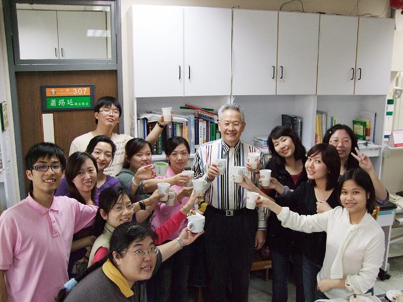 2008 (5).JPG - Jan 10, 2008 老師慶生會(靜宜研究室) [Birthday party for Prof, Shi-Yen Shiau (Lab in Providence University)]-5