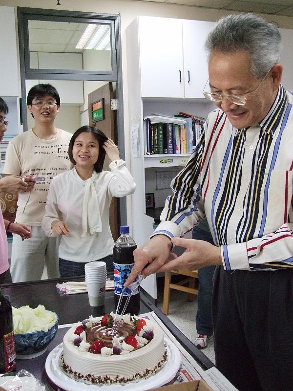 2008 (8).JPG - Jan 10, 2008 老師慶生會(靜宜研究室) [Birthday party for Prof, Shi-Yen Shiau (Lab in Providence University)]-8