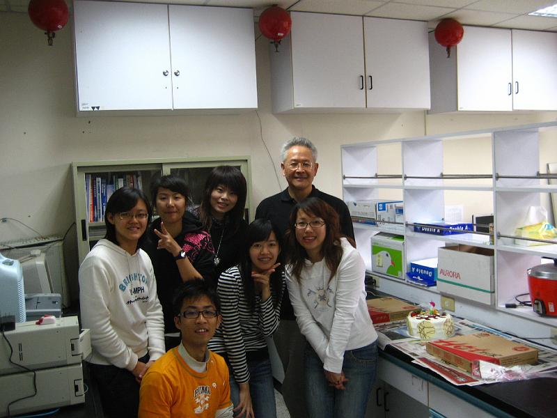 2009 (2).JPG - Jan 7, 2009 老師慶生會(靜宜研究室) [Birthday party for Prof. Shi-Yen Shiau]-2