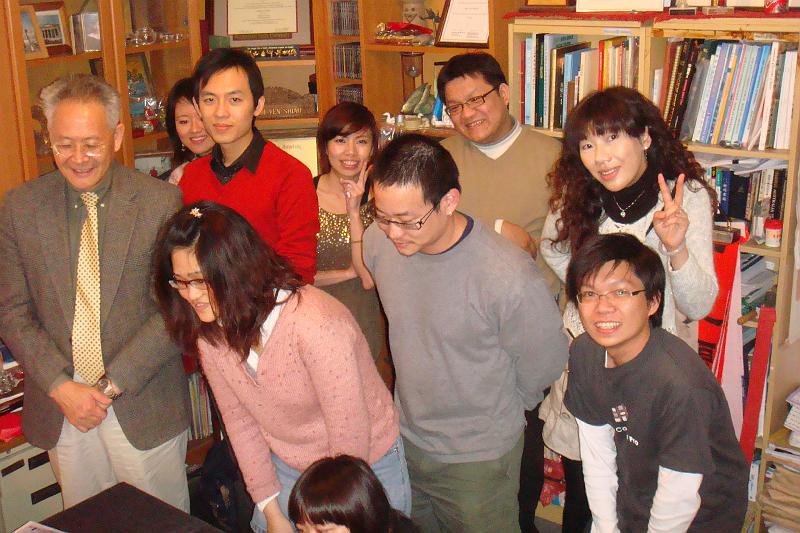 2009 (25).JPG - Jan 7, 2009 老師慶生會(老師家) [Birthday party for Prof. Shi-Yen Shiau]-22