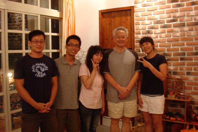 2009 (76).JPG - July 13, 2009 迎新送舊(老師家) [newcomer welcome party]-4