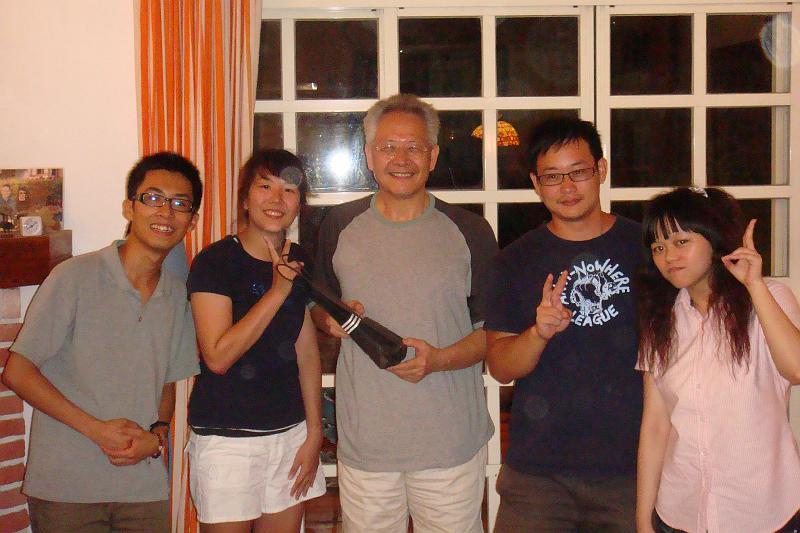 2009 (78).JPG - July 13, 2009 迎新送舊(老師家) [newcomer welcome party]-6