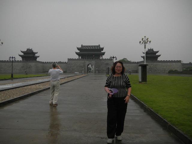江西2010.6 002.jpg - June 5-13, 2010 武漢中科院水生所演講後江西行 (景德鎮, 浮樑古縣衙) [Trip to Jingdezhen, Jiangxi, China]-1