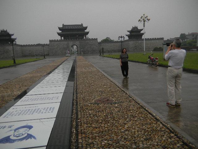 江西2010.6 003.jpg - June 5-13, 2010 武漢中科院水生所演講後江西行 (景德鎮, 浮樑古縣衙) [Trip to Jingdezhen, Jiangxi, China]-2