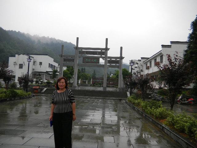 江西2010.6 208.jpg - June 5-13, 2010 武漢中科院水生所演講後江西行 (婺源恩溪延村) [Trip to Yan-xi-yan village, Jiangxi, China]-2