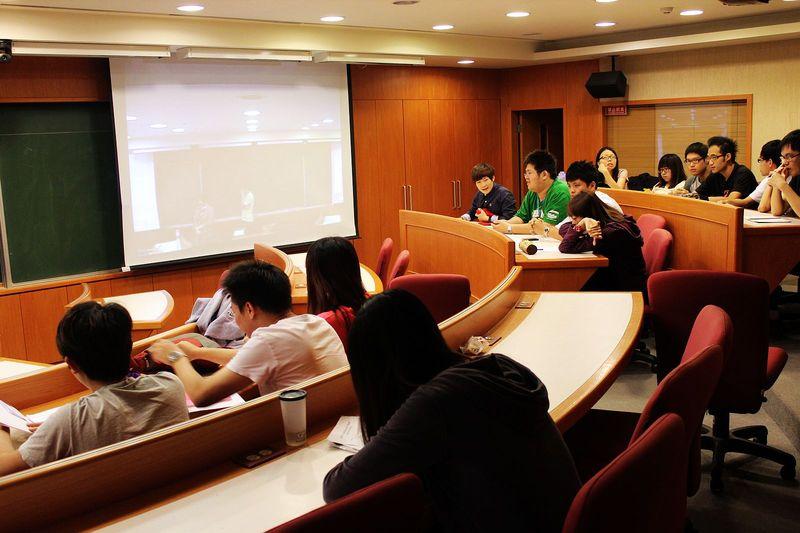 gallery_1038_145669_91171.jpg - Oct 18, 2012 亞州大學生物科技系專題演講-8