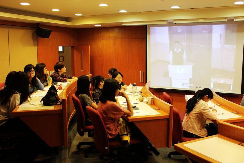 gallery_1038_2499857_91171.jpg - Oct 18, 2012 亞州大學生物科技系專題演講-9