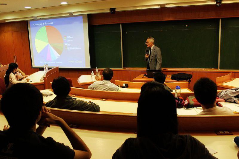 gallery_1038_7877666_91171.jpg - Oct 18, 2012 亞州大學生物科技系專題演講-6