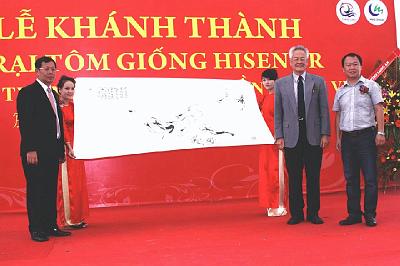 1146539_228986867255581_1879661837_n.jpg - Aug 2-6, 2013 昇龍蝦苗場開幕典禮 (寧順，越南)-9