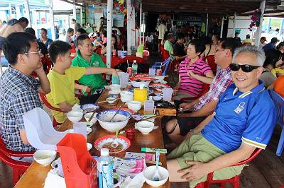 558518_427315790716808_368047960_n.jpg - Aug 2-6, 2013 昇龍蝦苗場開幕典禮 (芽莊，越南)-44