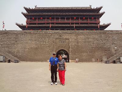 DSC00475.JPG - Aug 23-30, 2013 廣州海因特公司(海大集團)邀請參訪旅遊-陜西，西安 (西安古城牆)-7