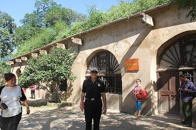 IMG_8859.JPG - Aug 23-30, 2013 廣州海因特公司(海大集團)邀請參訪旅遊-陜西，西安  (棗園 毛澤東, 周恩來, 朱德...舊居)-4