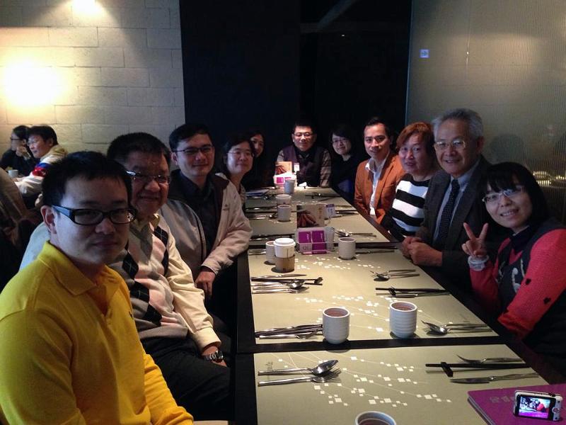 1488945_10202175488260109_613708117_n.jpg - Jan 04, 2014 老師慶生會(基隆陶板屋)[Birthday Party for Prof. Shi-Yen Shiau (Taoban House)]-1