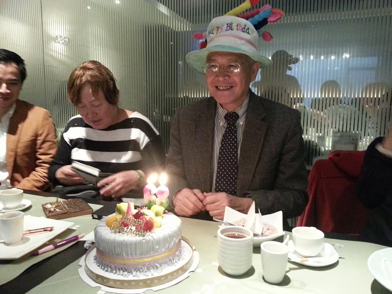 20140104_140323.jpg - Jan 04, 2014 老師慶生會(基隆陶板屋)[Birthday Party for Prof. Shi-Yen Shiau (Taoban House)]-6