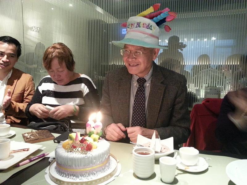 20140104_140326.jpg - Jan 04, 2014 老師慶生會(基隆陶板屋)[Birthday Party for Prof. Shi-Yen Shiau (Taoban House)]-7