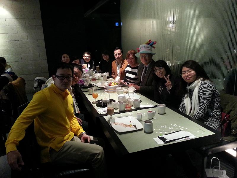 20140104_140500.jpg - Jan 04, 2014 老師慶生會(基隆陶板屋)[Birthday Party for Prof. Shi-Yen Shiau (Taoban House)]-8