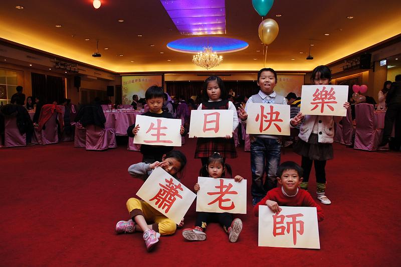DSC03840.JPG - Jan 04, 2014 達邦蛋白祝賀老師生日[Birthday Party for Prof. Shi-Yen Shiau (DaBomb Protein)]-2