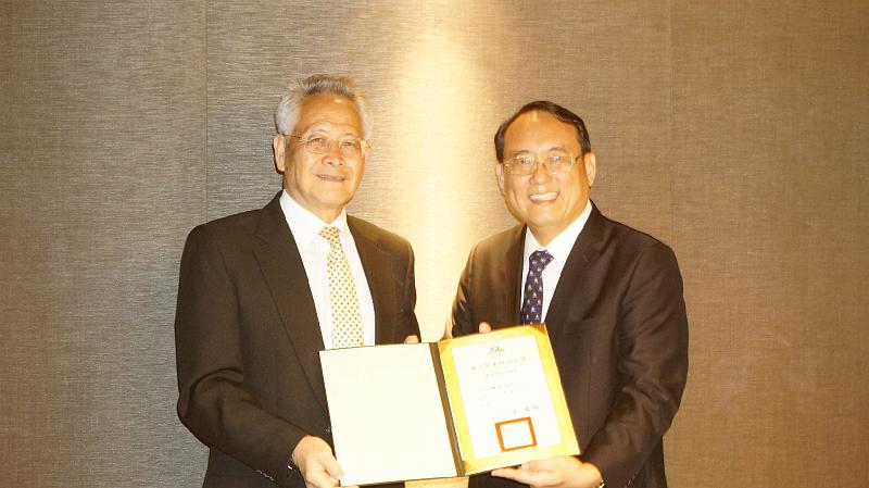 104.4.17--戴昌賢校長頒授蕭錫延教授終身講座教授聘書.JPG - Apr 17, 2015 國立屏東科技大學頒發終身講座教授聘書-1