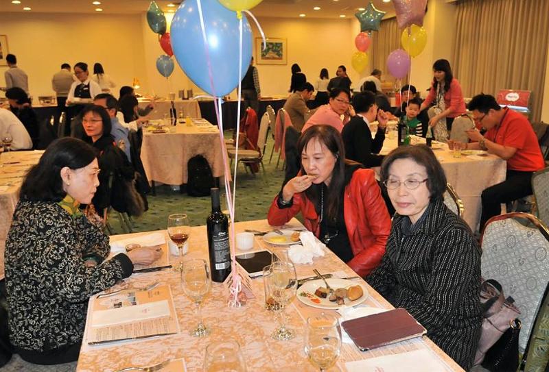 131.jpg - Jan 09, 2016 老師榮退暨70大壽生日 (台中)-108