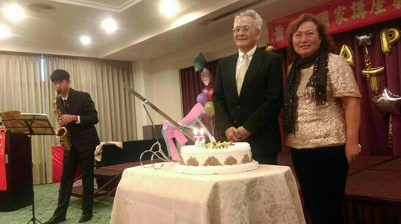 1474703509960.jpg - Jan 09, 2016 老師榮退暨70大壽生日 (台中)-124