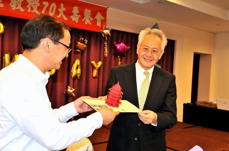 174.jpg - Jan 09, 2016 老師榮退暨70大壽生日 (台中)-143