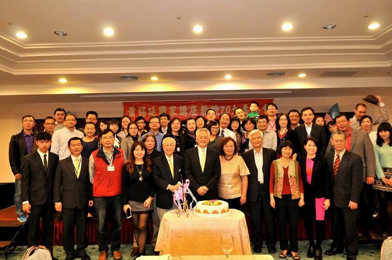 175.jpg - Jan 09, 2016 老師榮退暨70大壽生日 (台中)-144