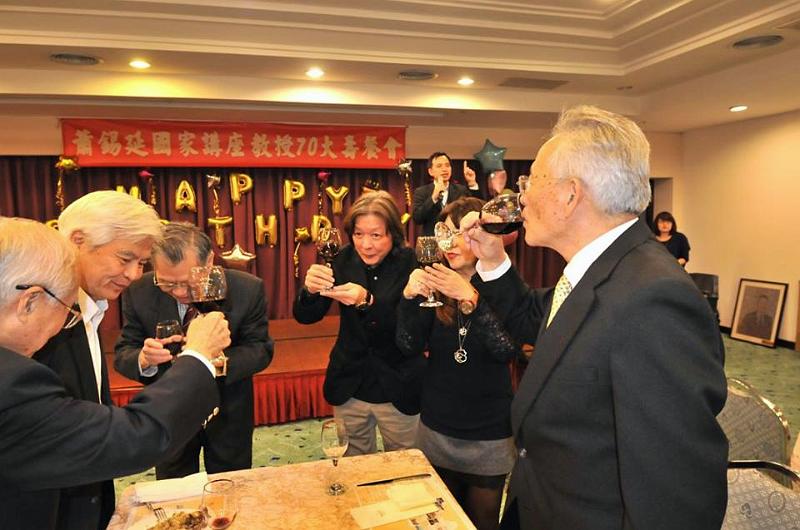 196.jpg - Jan 09, 2016 老師榮退暨70大壽生日 (台中)-161