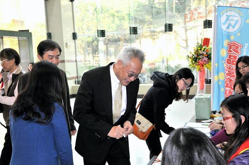 4.jpg - Jan 09, 2016 老師榮退暨70大壽生日 (台中)-4