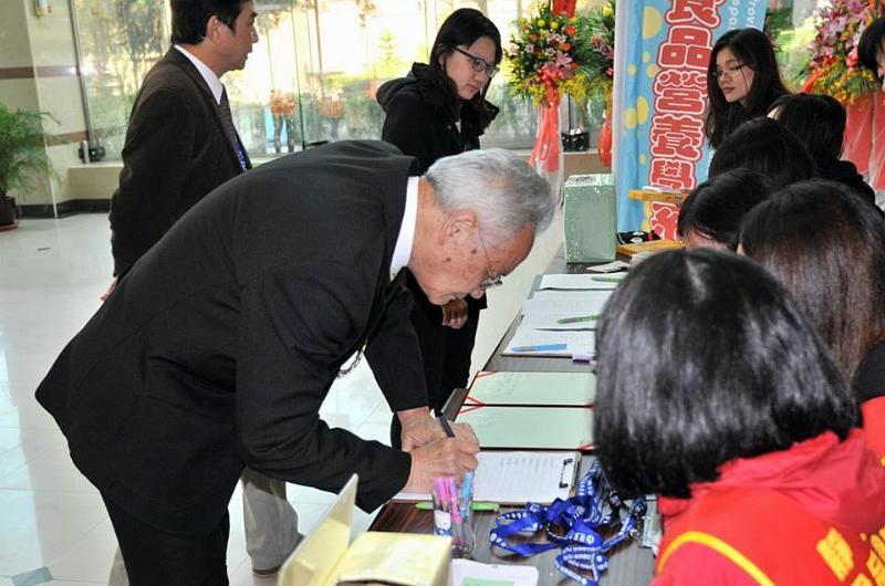 5.jpg - Jan 09, 2016 老師榮退暨70大壽生日 (台中)-5