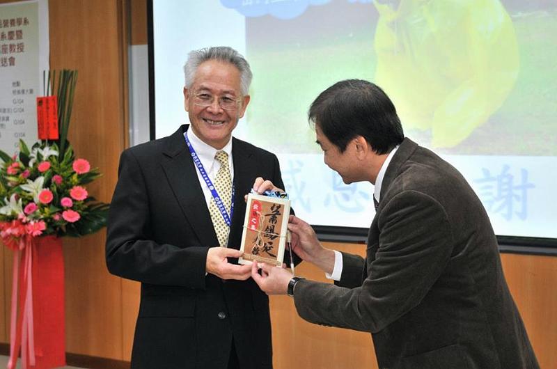 71.jpg - Jan 09, 2016 老師榮退暨70大壽生日 (台中)-65