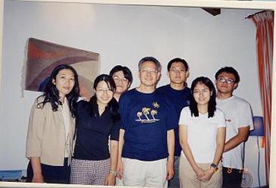 2000 (13).jpg - Aug-14-2000-迎新活動之一-老師家中聚餐-