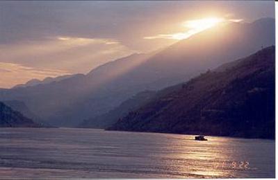 2001 (16).jpg - Sep-16~24-2001-世華會後長江三峽遊之十三-瞿塘峽夕陽-
