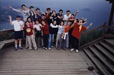 2001 (2).jpg - Apr-7-2001-實驗室出遊之二-登頂後
