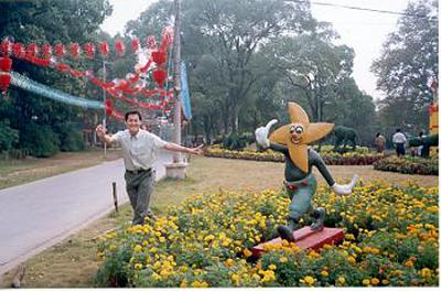 2001 (20).jpg - Sep-16~24-2001-世華會武漢東湖遊之五-