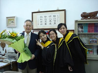 2005 (10).jpg - Jun 11, 2005--畢業典禮之一