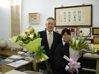 2005 (13).jpg - Jun 11, 2005--畢業典禮之四