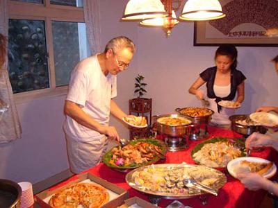 2006 (37).jpg - July 11, 2006--迎新送舊之十(老師家)