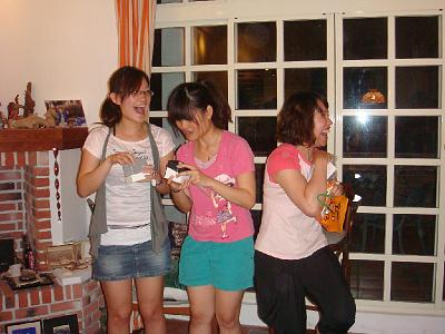 13-2.JPG - July 15 2010 迎新送舊(老師家)