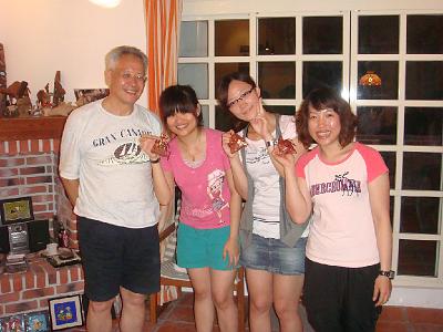 13-3.JPG - July 15 2010 迎新送舊(老師家)