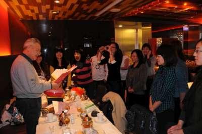 2010 (6).jpg - Jan 10, 2010--老師慶生會(好大一張卡片)